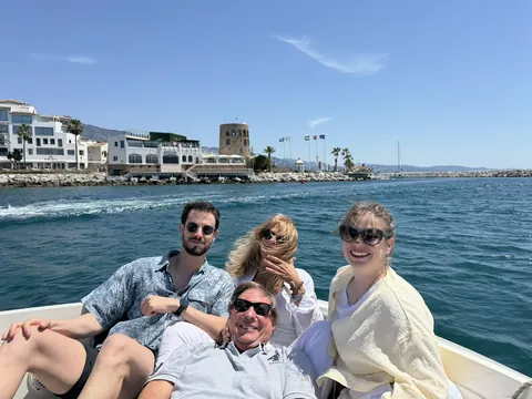 El barco frente a la torre de Puerto Banús