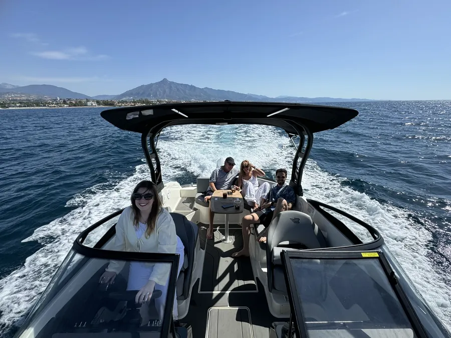 Vista del barco desde el timón con la costa de Marbella al fondo